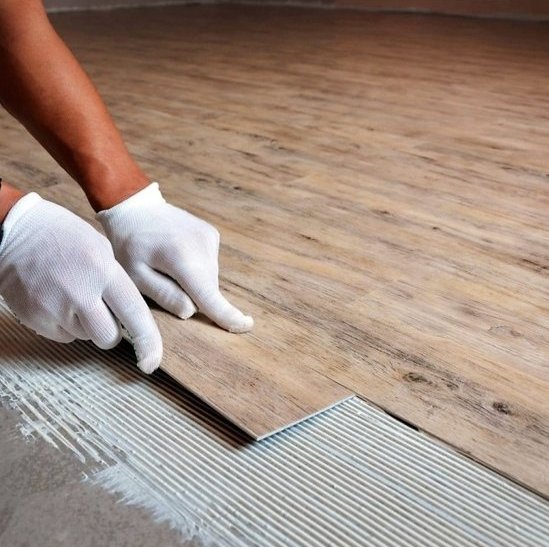 Как положить плитку на деревянный пол — способы и правила монтажа